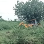 ग्राम पंचायत पिपलाज में पुलिस चोकी पर जेसीबी मशीन से करवाई साफ सफाई व हटाए आए बिलायती बबूल