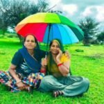 ग्रामीण क्षेत्र की हरियाली  करा रही जम्मू कश्मीर जैसा एहसास, मवेशी चराने वाले नहीं चूक रहे सेल्फी लेने से,