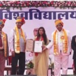 सिमरन सोनी को दीक्षांत समारोह में माता-पिता की उपस्थिति में मिली डिग्री