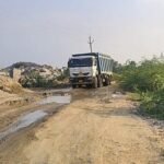 जलदाय विभाग की लापरवाही से सड़क पर बना बड़ा गड्ढा, राहगीरों को हो रही भारी परेशानी